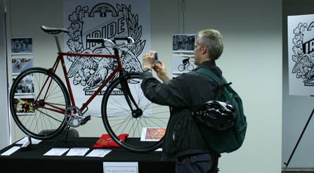 IRIDE-handmade-show-f-fan-photographing-IRIDE-roadster-Monello-single-speed-freewheeler-urban-city-pavement-bicycle-at-gran-fondo-bike-trade-show-manhattan-nyc-midtown-love-admiration-cycling-nuts